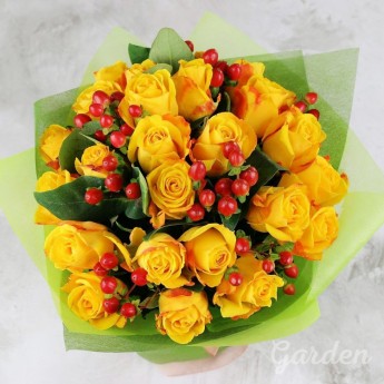 25 жёлтых роз с зеленью